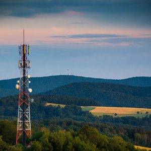 what cell towers does straight talk use